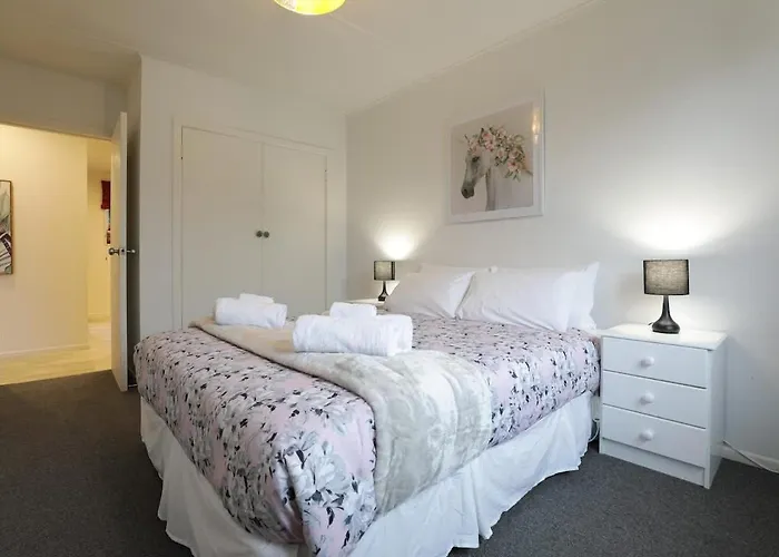 Groovy On Grey Holiday home Rotorua